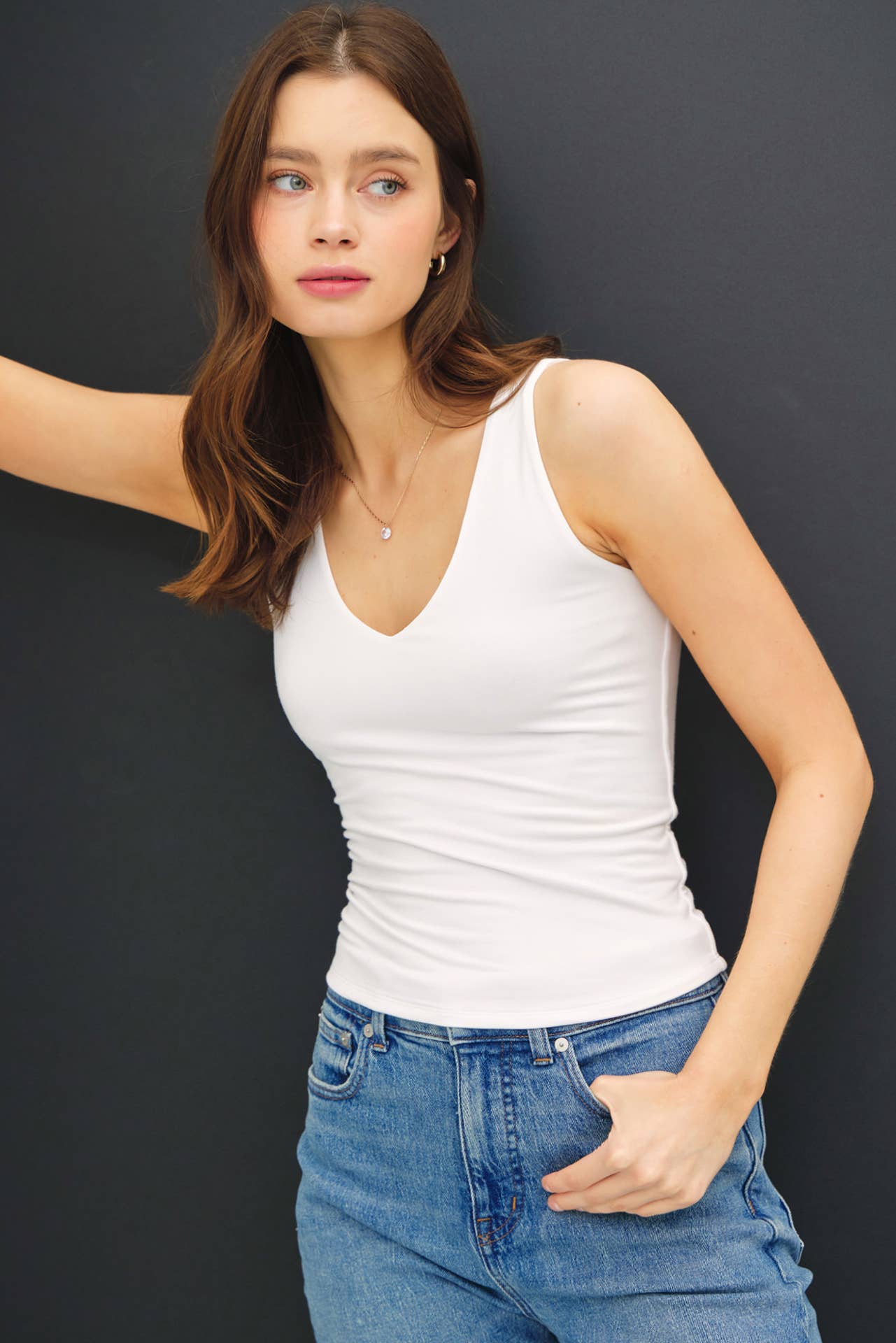 BASIC V-NECK TANK: Off White / M